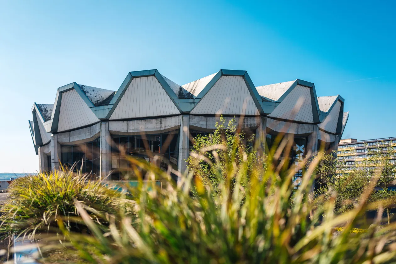 Das Audimax der RUB im Sonnenschein