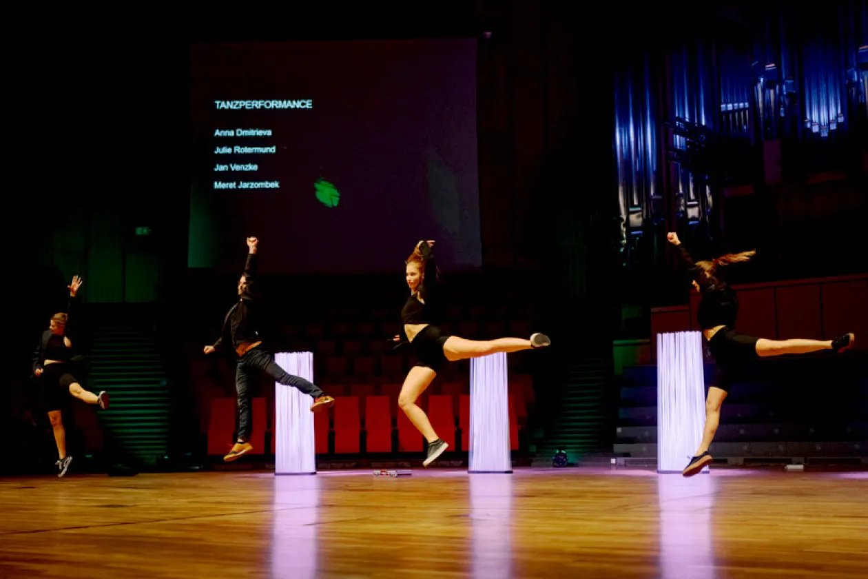 Jahresfeier: Tanzszene