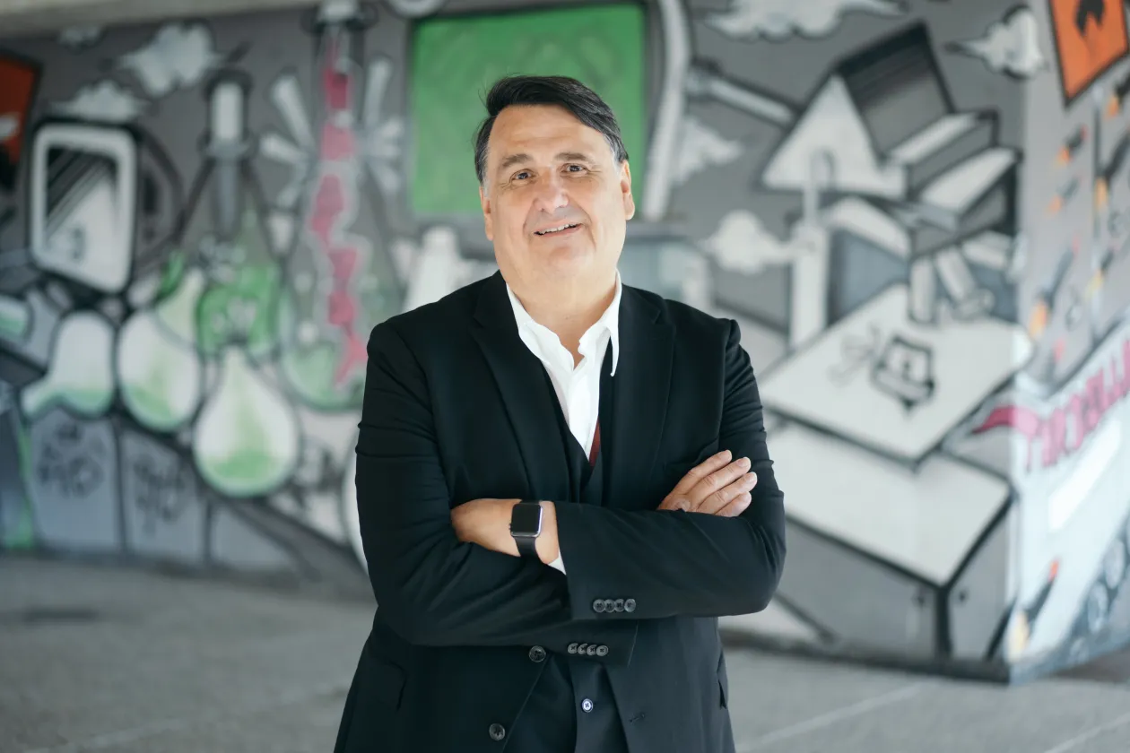 Rektor Martin Paul vor Graffiti