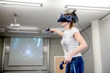 Studentin mit VR-Brille