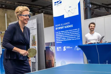 Ministerin Brandes spielt Tischtennis