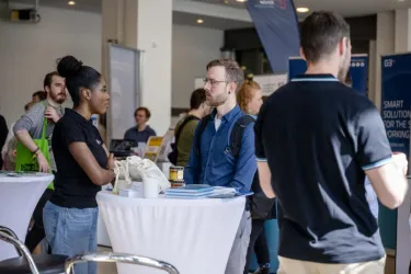 Menschen an Stehtischen