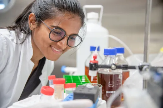 Forscherin blickt auf Laborutensilien