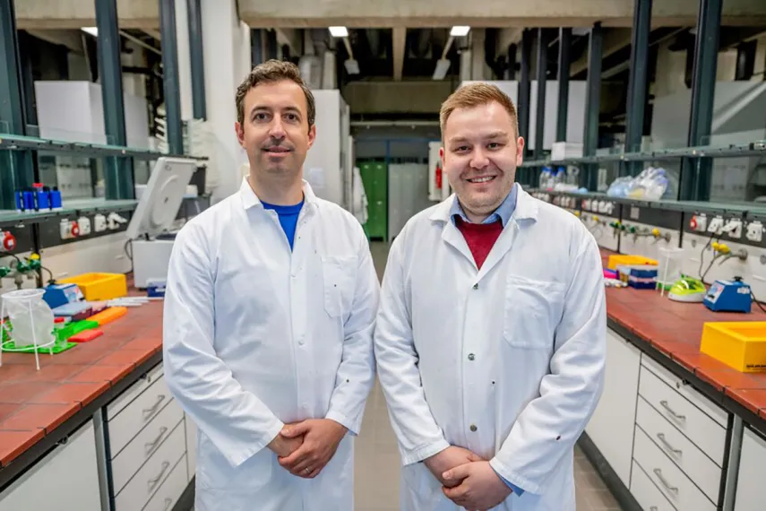 2 Forscher im Labor