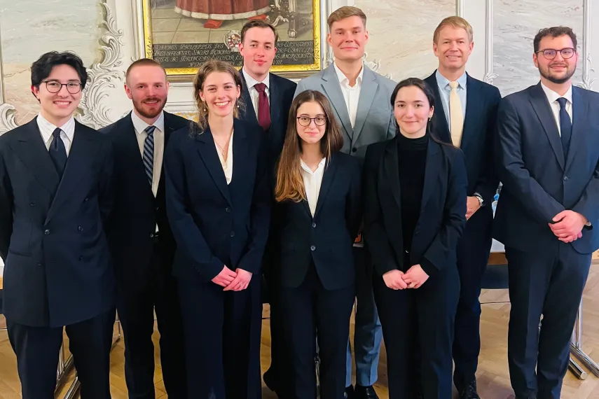 Gruppenbild mit Jurastudierenden und Betreuern