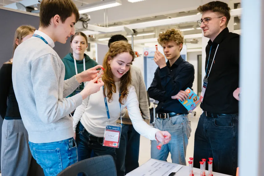 Schüler experimentieren im Labor