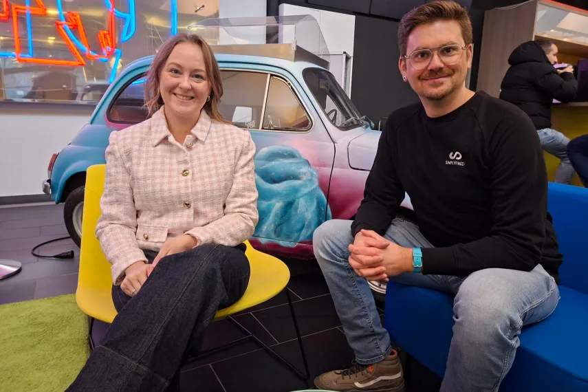 Zwei Menschen auf Sesseln