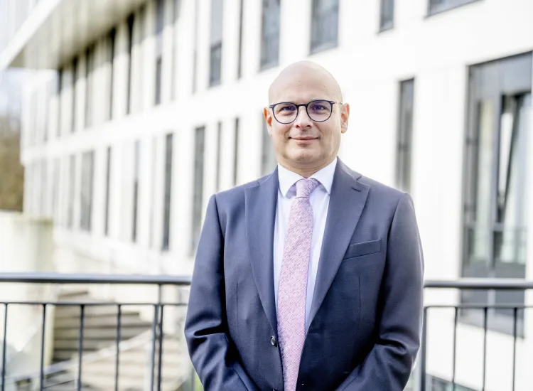 Porträt des Forschers Guillermo Requena, Werkstoffe